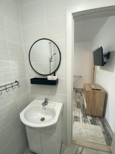 Baño blanco con lavabo y espejo en Villa Sea House 3 en Byala