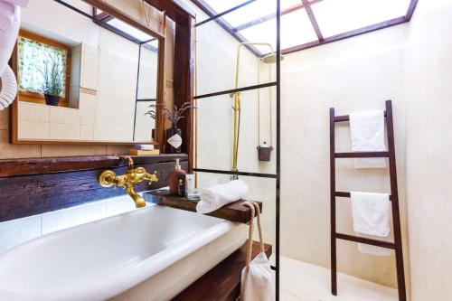 een badkamer met een groot bad en een ladder bij Lady Lavender House in Balatonfüred