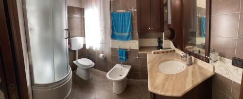 La salle de bains est pourvue d'un lavabo et de toilettes. dans l'établissement Stella Marina, à Balestrate