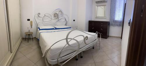 - un lit blanc dans une chambre avec fenêtre dans l'établissement Stella Marina, à Balestrate