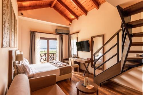 um quarto de hotel com uma cama e uma escada em La Suite Boutique Hotel & Spa em Ioannina