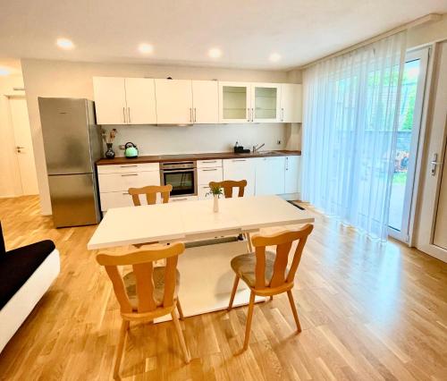 a kitchen with a table and chairs in a room at Apartment am Weinberg in Remshalden