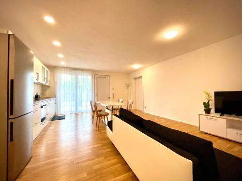 a kitchen and living room with a table and chairs at Apartment am Weinberg in Remshalden
