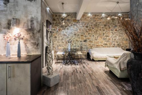 Unique Luxury House في أثينا: غرفة نوم بسرير وطاولة في غرفة