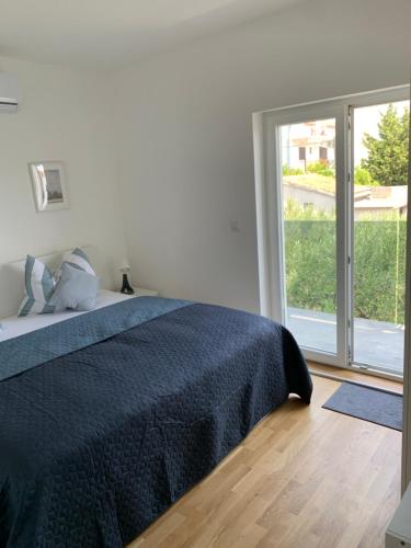 Modern Sea View Apartment, 3 min to Beach, Parking & AC