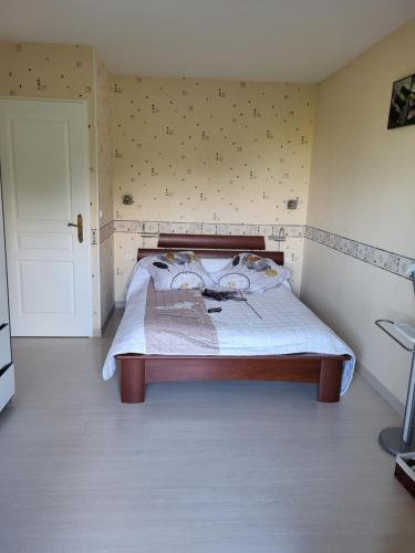 1 dormitorio con 1 cama en una habitación con pared en Caufour, en Lédat