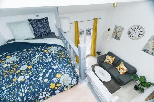 Tempat tidur dalam kamar di Le Coquet-T1 21m2-Proche Paris Metro 7