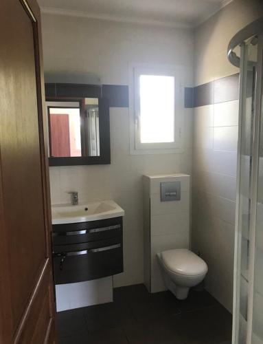 een badkamer met een toilet, een wastafel en een raam bij Maryline in Grasse