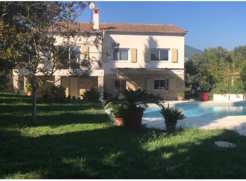 een villa met een zwembad en een huis bij Maryline in Grasse