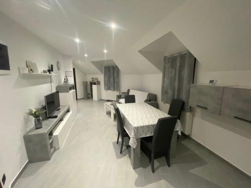 Кухня или мини-кухня в APARTMAN GALERIJA
