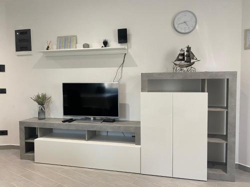 Телевизор и/или развлекательный центр в APARTMAN GALERIJA