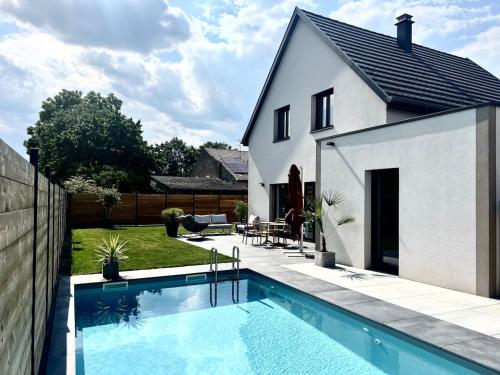 a house with a swimming pool in the yard at Gîtes du bel Alsace in Merxheim