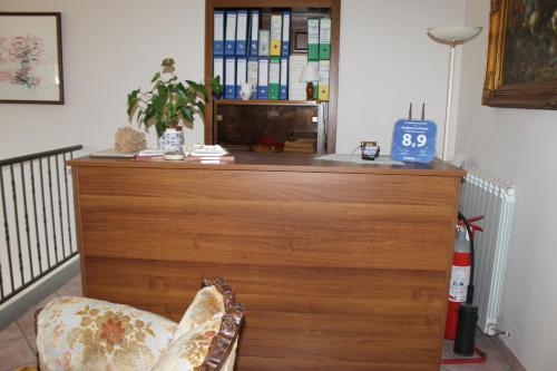 a wooden counter in a living room with a clock on it at Residence La Piscina in Isola del Gran Sasso dʼItalia