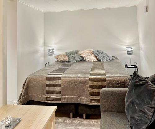 耶夫勒的住宿－Nyrenoverat boende i villaområde，一间卧室配有一张床和一张沙发