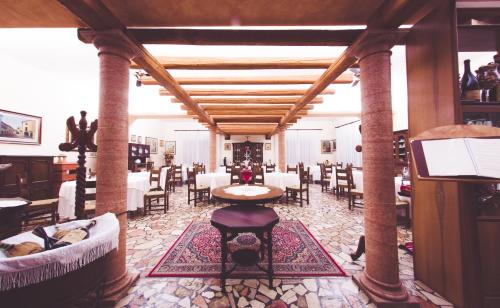 una sala da pranzo con sedie e tavolo in un edificio di Quari Hotel Restaurant & Pizza a Cologna Veneta