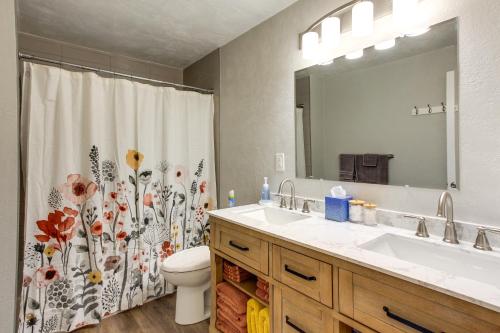 uma casa de banho com um lavatório, um WC e uma cortina de chuveiro. em Charming Oregon Home with Private Pickleball Court! em Springfield