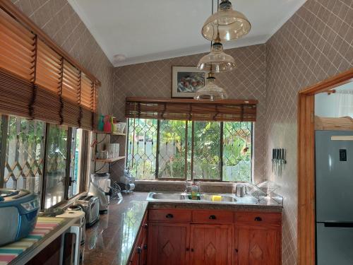 Una cocina o cocineta en Reef Hills Residence