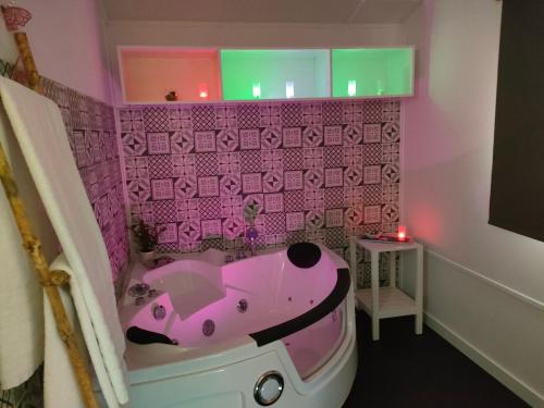 a bathroom with a pink bath tub in a room at Naturalayos I y Naturalayos II - casas para parejas - jacuzzi in Pelayos de la Presa