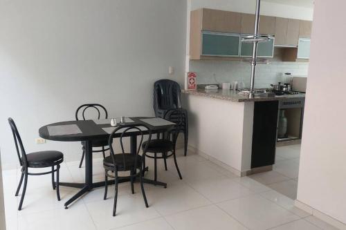 阿亚库乔Casa completa, 5 dormitorios y jardín的厨房里有一张桌子和几把椅子