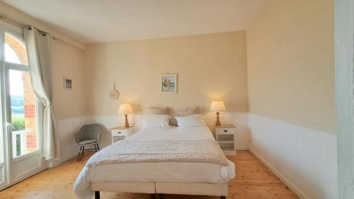 Hautot-sur-Mer的住宿－La déferlante, Magnifique villa vue sur mer à Pourville，白色的卧室设有一张大床和一个窗户