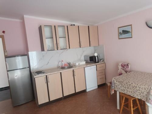 Kuchyň nebo kuchyňský kout v ubytování Apartments Svetlana