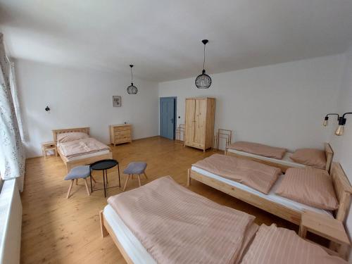 En eller flere senge i et værelse på Chalupa U Studánky