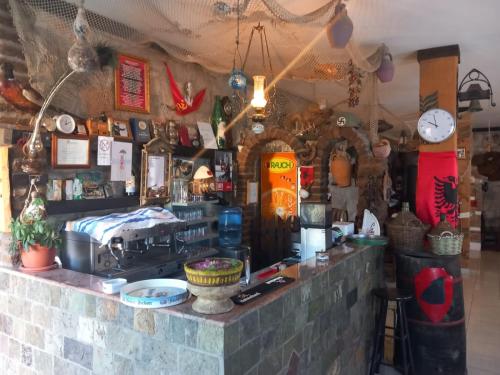 eine Bar in einem Laden mit einer Theke mit Uhren in der Unterkunft Hotel PRINC in Velipojë