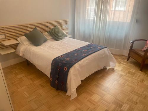 - une chambre avec un grand lit et une tête de lit en bois dans l'établissement Balcón del sella, à Ribadesella