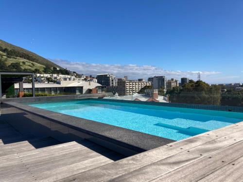 una piscina en la azotea de un edificio en Sunny Apartment with Pool&Terrace at The Docklands, en Ciudad del Cabo