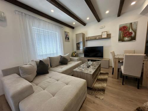 sala de estar con sofá blanco y mesa en Vila Dzavric en Zlatibor