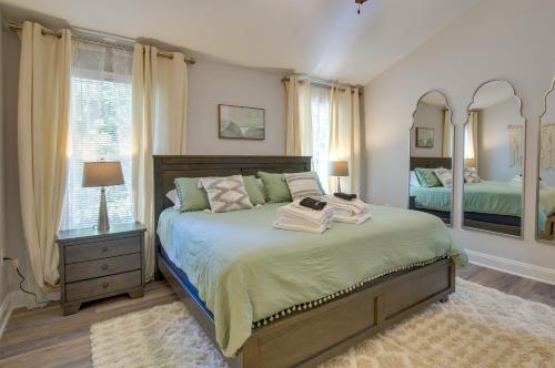 Un dormitorio con una cama grande y un espejo. en Lynchburg Rental with Deck Near Downtown!, en Lynchburg