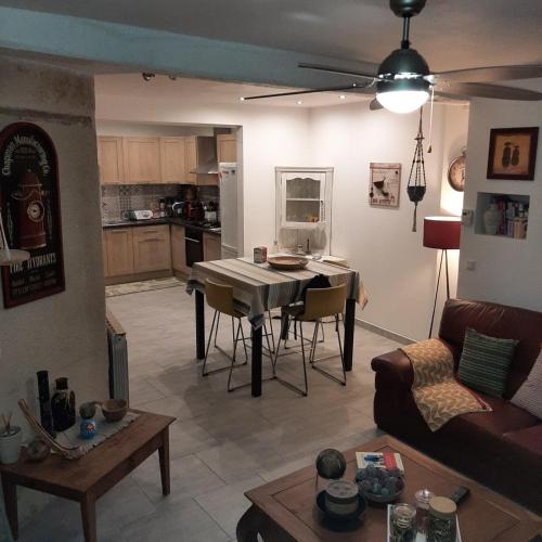 un salon avec une table et un canapé dans l'établissement Le Triplex Pézenas, à Pézenas