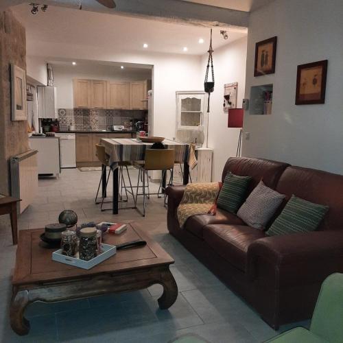 un salon avec un canapé et une table dans l'établissement Le Triplex Pézenas, à Pézenas