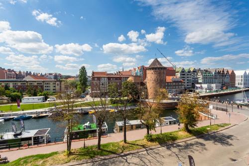 vistas a una ciudad con un río y un castillo en Moon Hostel Gdańsk, en Gdansk