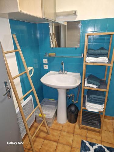 bagno con lavandino e specchio di HAUT-DOUBS Logis a Morteau