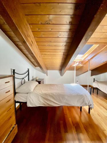 a bedroom with a bed with a wooden ceiling at Duplex nuovo e grazioso in Capracotta