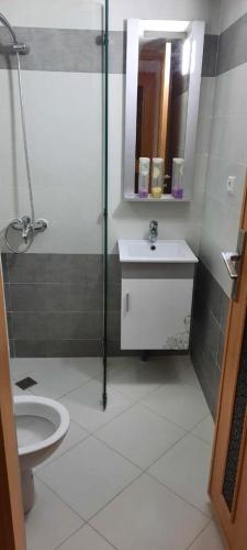 La salle de bains est pourvue d'une douche, d'un lavabo et de toilettes. dans l'établissement Appartement meublé Unica 2 Fes, à Fès
