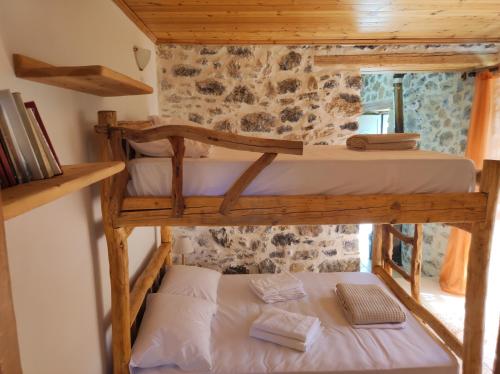 um quarto com 2 beliches num camarote em Kato Symi house em Káto Sími