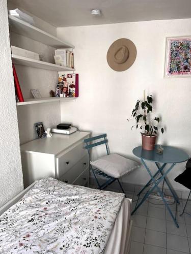 パリにあるCute Marais Private Studio for 2のデスク、テーブル、テーブル、椅子が備わる客室です。