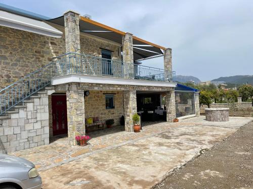 ナフパクトスにあるΒΙΛΛΑ ΤΟ ΠΕΤΡΙΝΟ stone bild villa full equipmentのレンガ造りの家で、バルコニーが付いています。