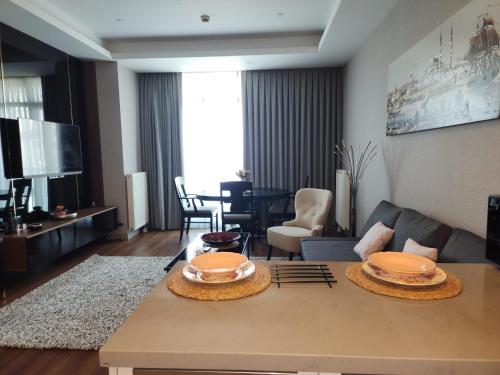 ein Wohnzimmer mit einem Tisch mit zwei Platten darauf in der Unterkunft Polat tower 1 in Istanbul