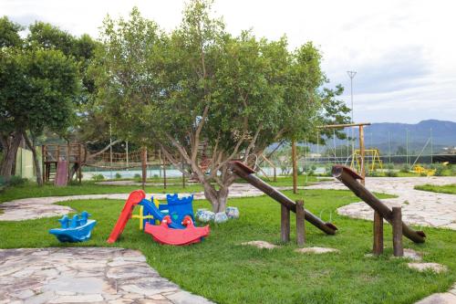 un parque infantil con un montón de juguetes en la hierba en Granville Eco Resort en Rio de Contas