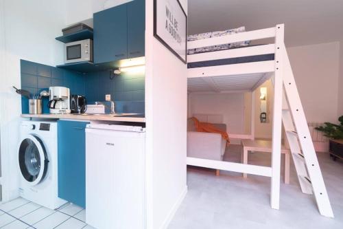 ル・クレムラン・ビセートルにあるLe Studieux-T1-30m2-Pte Paris M7の二段ベッド1組(洗濯機付)が備わるアパートメントです。