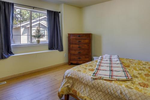 ポートランドにあるPortland Vacation Rental with Fireplace - Near Parksのベッドルーム1室(ベッド1台、ドレッサー、窓付)