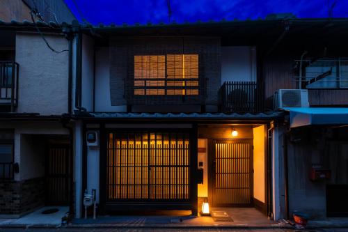 - une entrée pour une maison la nuit dans l'établissement Zenji 町家六堀, à Kyoto