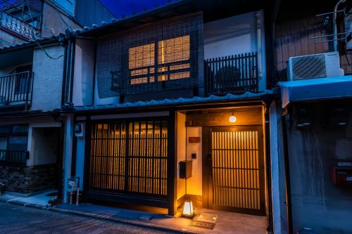 - un bâtiment avec une porte et un balcon dans l'établissement Zenji 町家六堀, à Kyoto