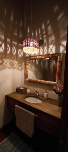 y baño con lavabo y espejo. en Casa Santa Lucia en Tilcara