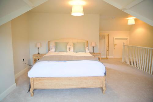 Una cama o camas en una habitación de Bridgnorth Town House
