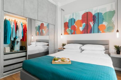 una camera con un letto e un vassoio di Harmony Sea View Apartment a Salonicco