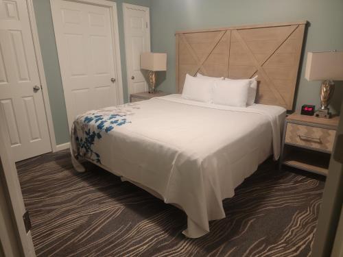 a bedroom with a large white bed with a headboard at Woodstone at Massanutten in Massanutten